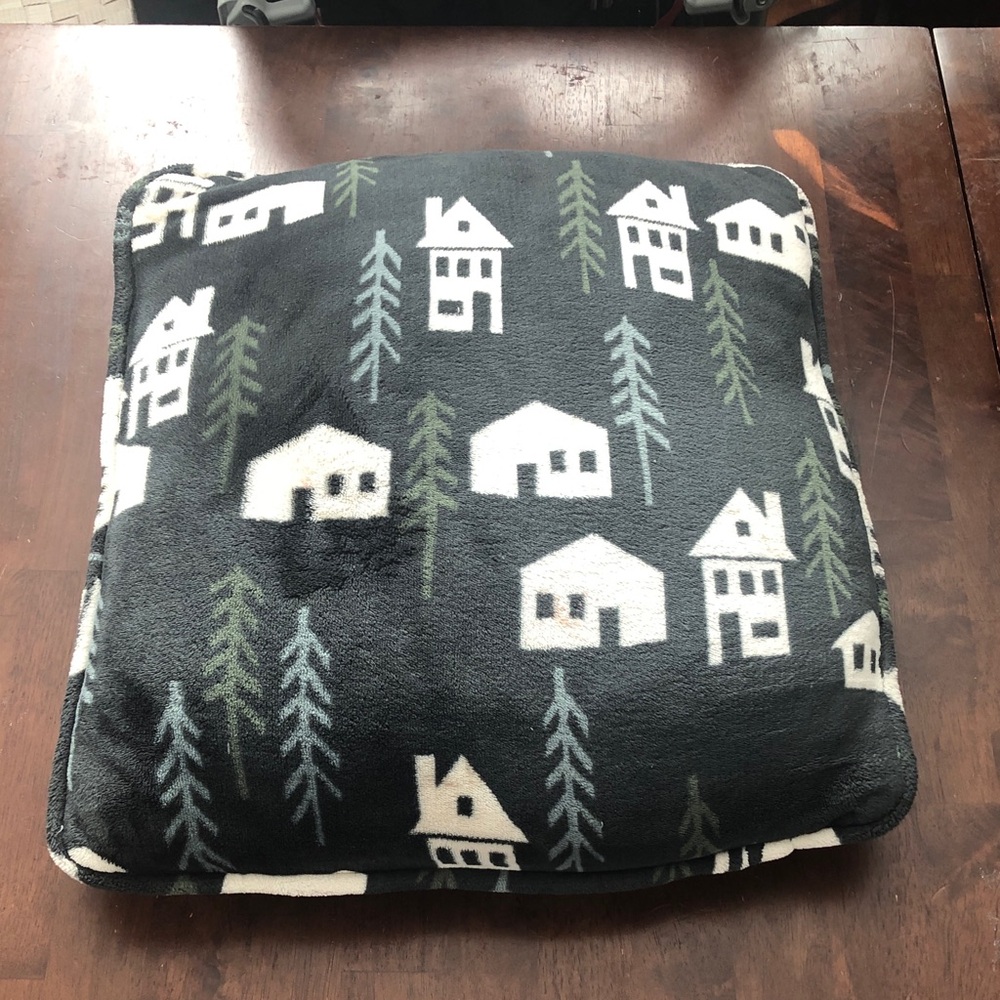 👻 White House Pattern Throw Pillow